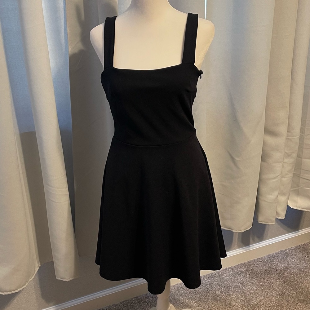🖤M BLACK DRESS WITH CUTE BOW ON THE BACK🖤